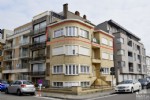 Ruim hoekappartement op de 2de en hoogste verd. (zonder lift) van een klein gebouw, rustige ligging in de nabijheid van het tennisplein en de winkelstraat. Indeling: woonkamer met zonnig terrasje, afonderlijke keuken, inkomhall met vestiaire, badkamer met ligbad en toilet, slaapkamers, pvc-ramen met dubbele beglazing en rolluiken, ... Mogelijkheid tot het huren van de inpandige garage (€ 75/maand).
Dit appartement kan zowel gemeubeld als ongemeubeld gehuurd worden en is onmiddellijk beschikbaar. Bij de vermelde huurprijs komen er geen bijkomende kosten gebouw/syndic. (18/045)